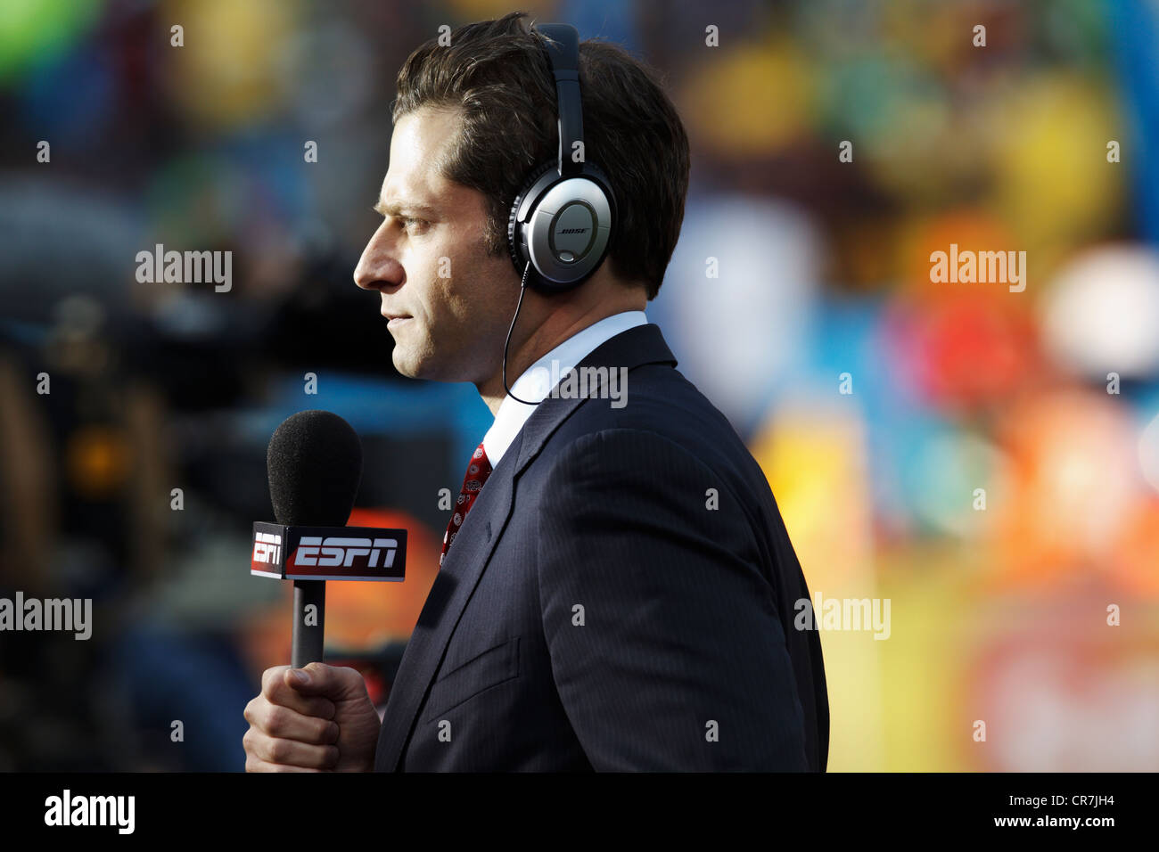 Un commentateur d'ESPN se prépare à émettre à un match de Coupe du Monde de la FIFA 2010 entre l'Algérie et les États-Unis. Banque D'Images