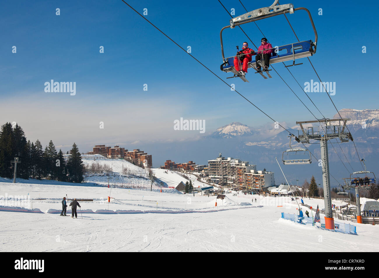 France, Isère, Massif de Belledonne, Prapoutel les 7 Laux, station de ski,  le Massif de la Chartreuse dans l'arrière-plan Photo Stock - Alamy
