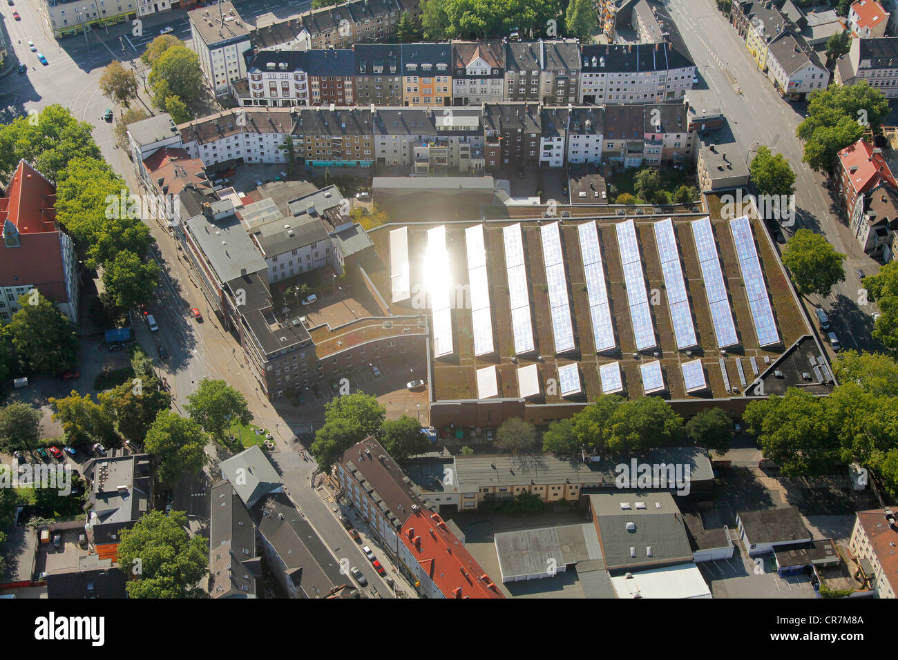 Vue aérienne, Bogestra dépôt de tramways avec des panneaux solaires sur toit, Gelsenkirchen, Ruhr, Nordrhein-Westfalen, Germany, Europe Banque D'Images