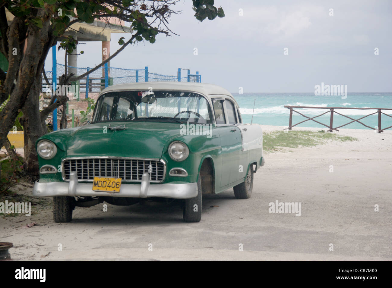 Vieille voiture garée par la plage de Varadero à Cuba Banque D'Images