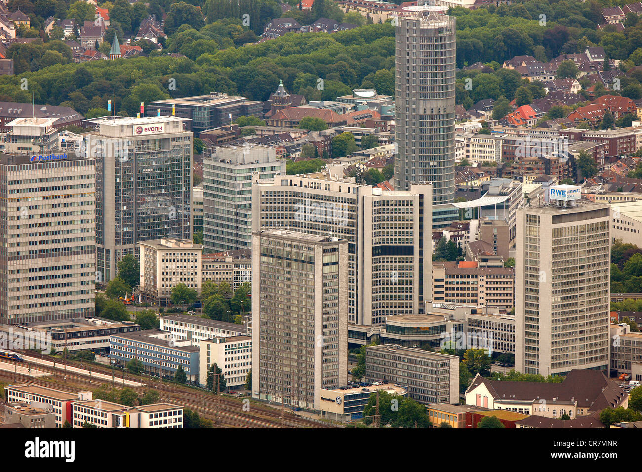 Vue aérienne, les immeubles de grande hauteur, y compris la RWE et Postbank bâtiments, Essen, Ruhr, Rhénanie du Nord-Westphalie Banque D'Images