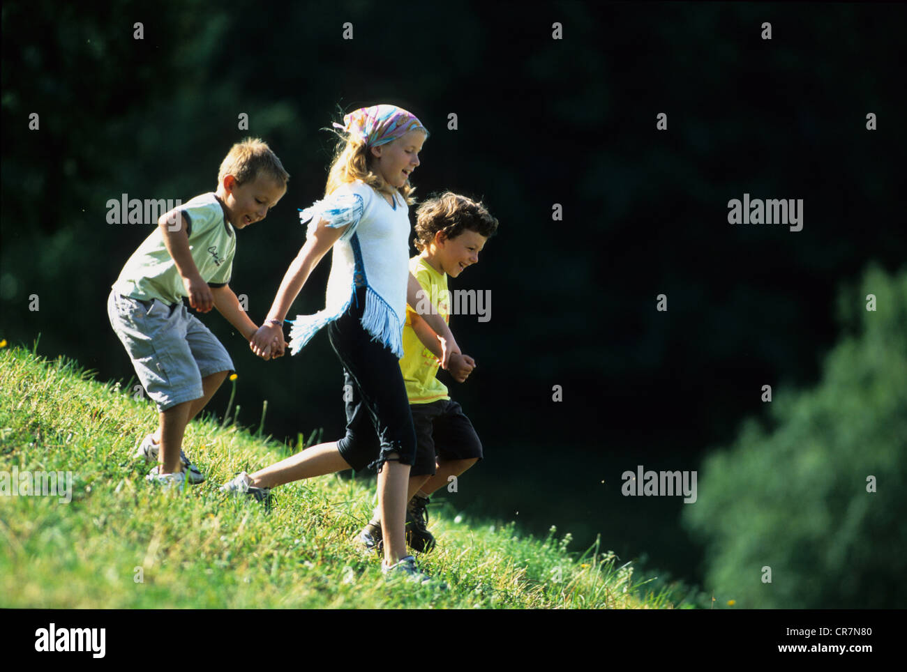 France, Savoie, Valmorel, Vanoise, Tarentaise, les enfants glissant sur la colline Banque D'Images