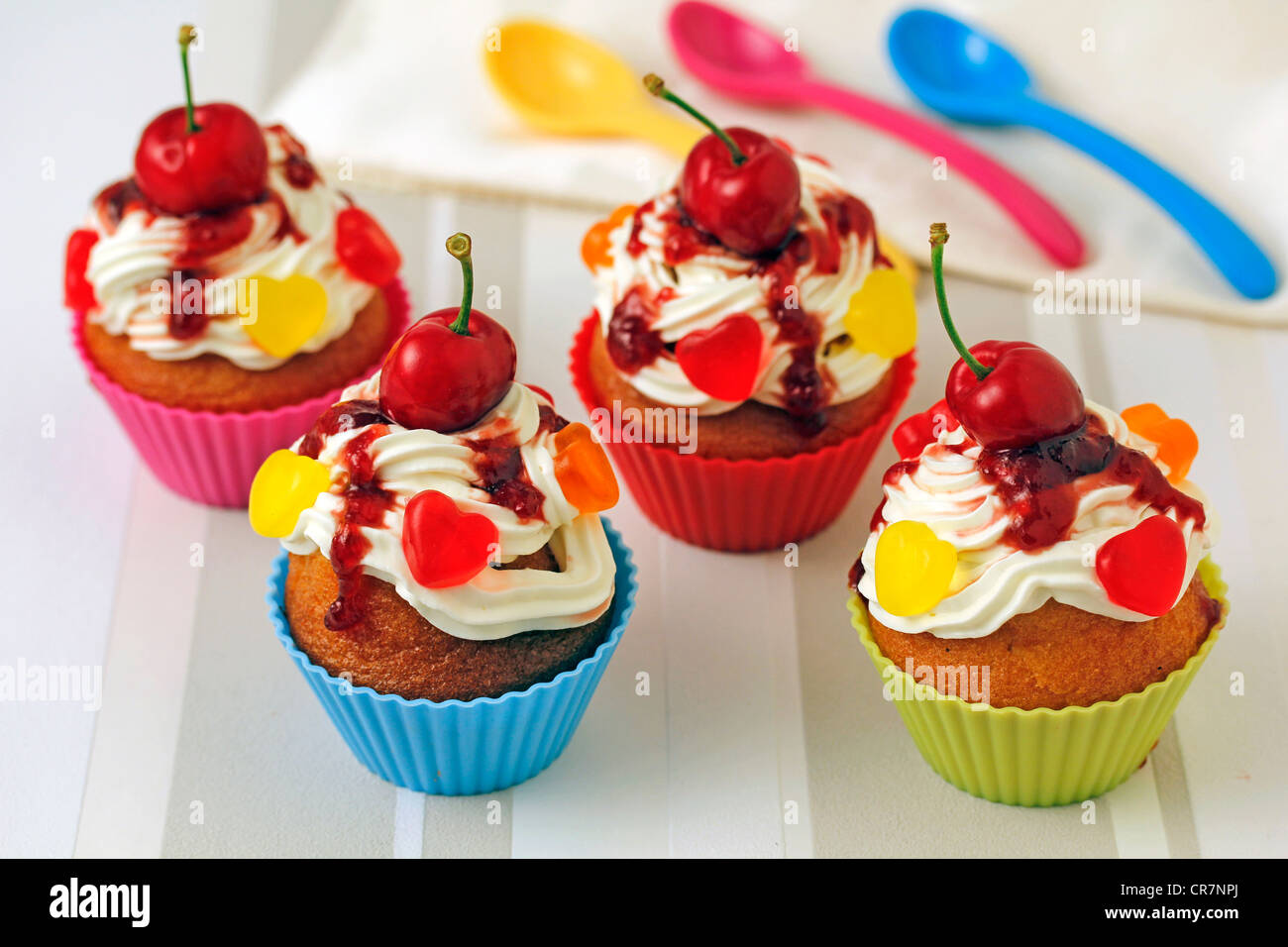 Cupcakes avec les cerises. Recette disponible Banque D'Images