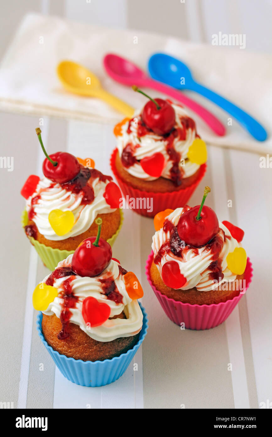 Cupcakes avec les cerises. Recette disponible Banque D'Images
