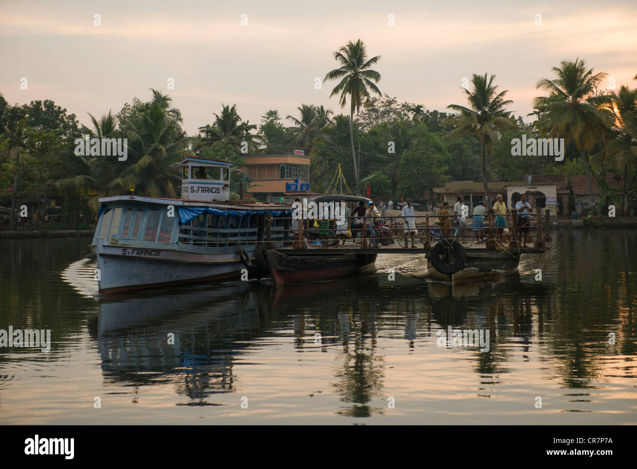 Les passagers devant le twin barges de l'Kanjippadom Vaisyambhagom Kanjippadom à ferry, , près de Alappuzha (Alleppey), Kerala, Inde Banque D'Images