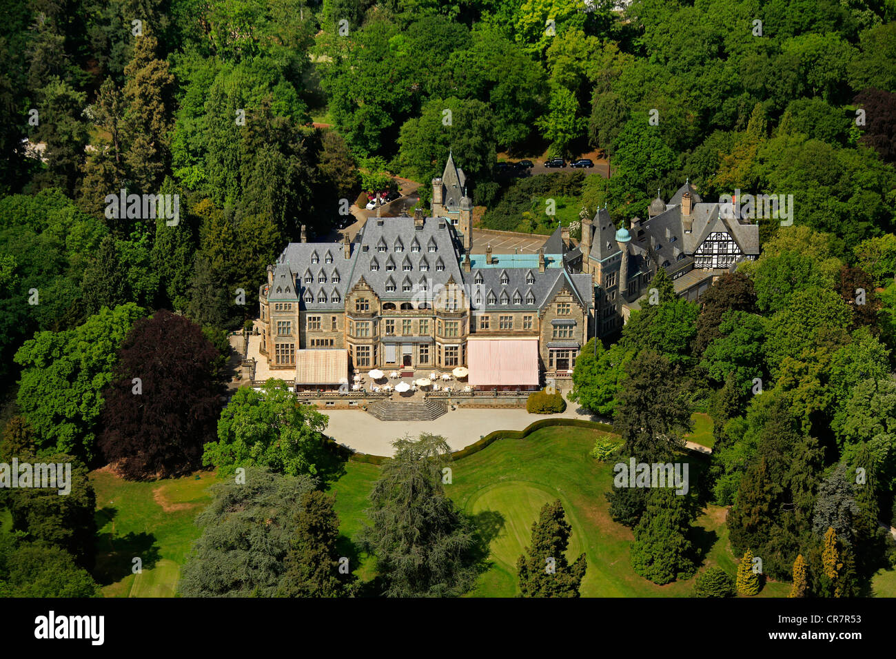 Vue aérienne, le Schlosshotel Kronberg Kronberg castle hotel, golf et country club, Kronberg Kronberg im Taunus, Hesse Banque D'Images