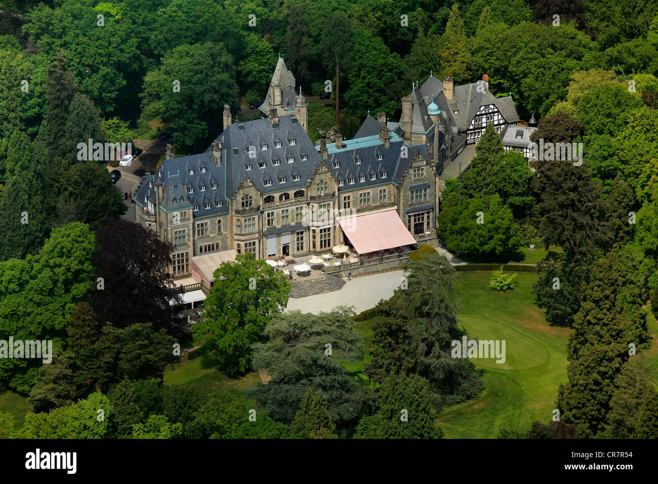 Vue aérienne, le Schlosshotel Kronberg Kronberg castle hotel, golf et country club, Kronberg Kronberg im Taunus, Hesse Banque D'Images