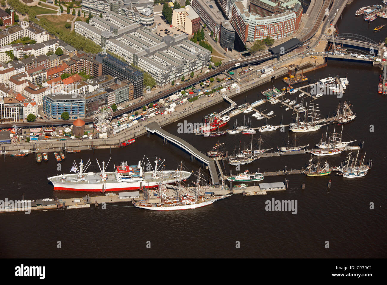 Vue aérienne, Cap San Diego Museum Ship, Ueberseebruecke pont d'atterrissage, Elbe, St Pauli, Hambourg, Allemagne, Europe Banque D'Images