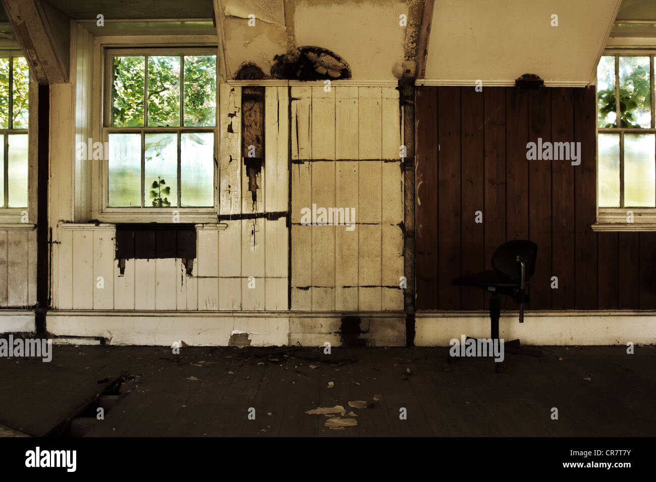 Vieux Mur à bord dans un bâtiment abandonné avec chaise Banque D'Images