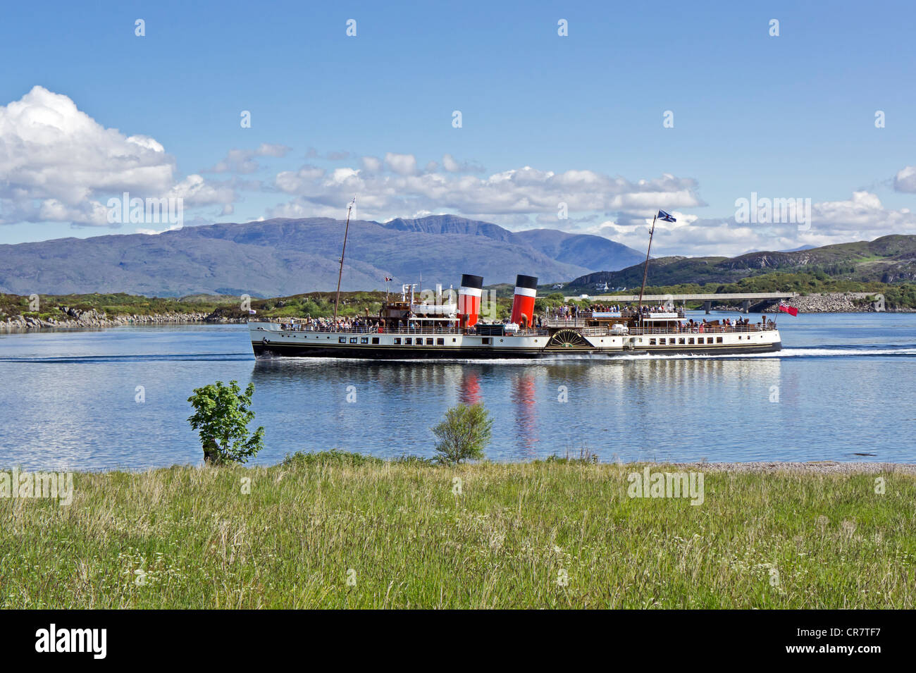 Le dernier navire à aubes Waverley approche le Skye Road pont reliant le continent écossais avec Skye Banque D'Images