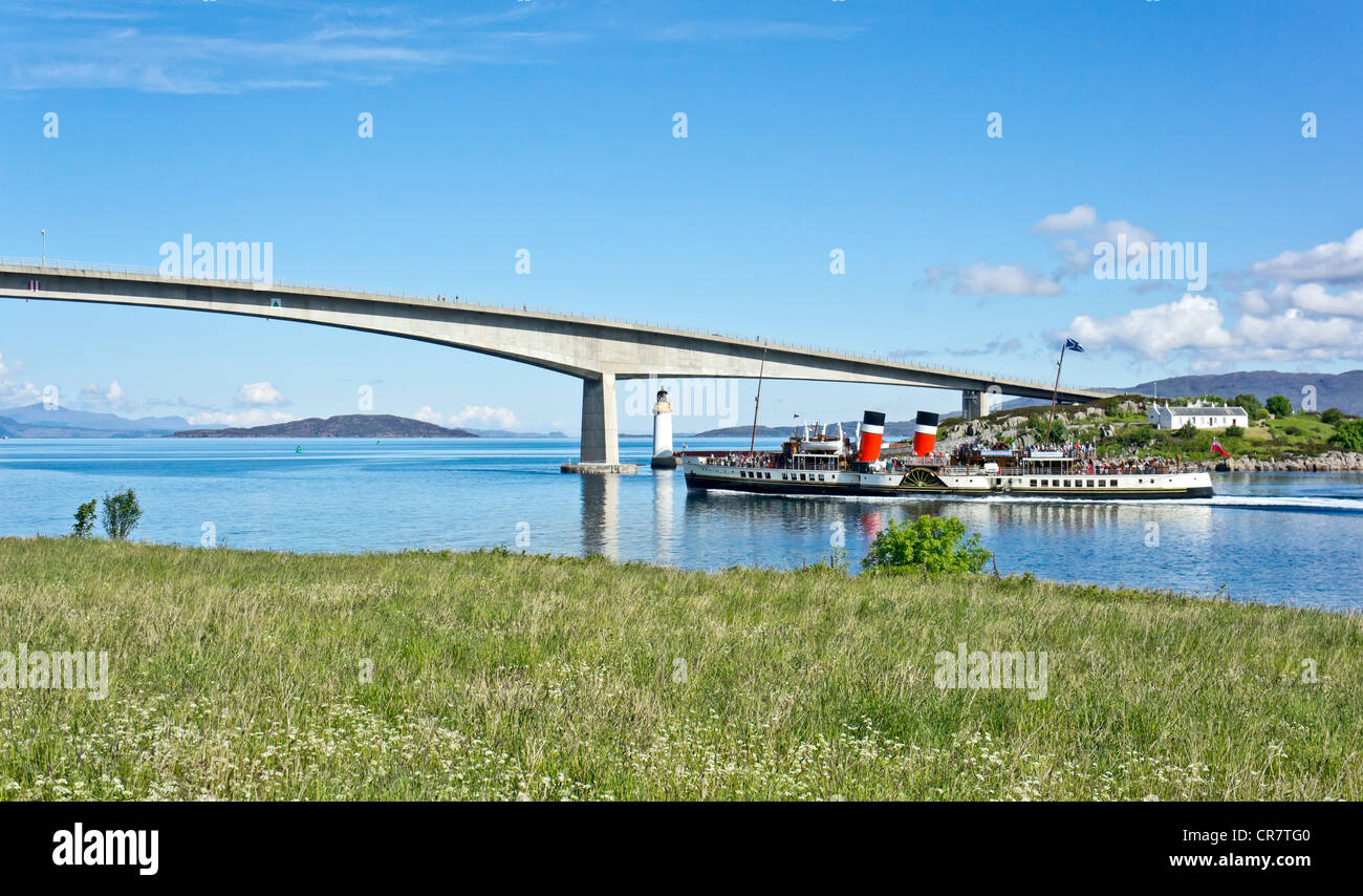 Le dernier bateau à vapeur de mer en passant sous l'Waverley Skye Road pont reliant le continent écossais avec Skye Banque D'Images