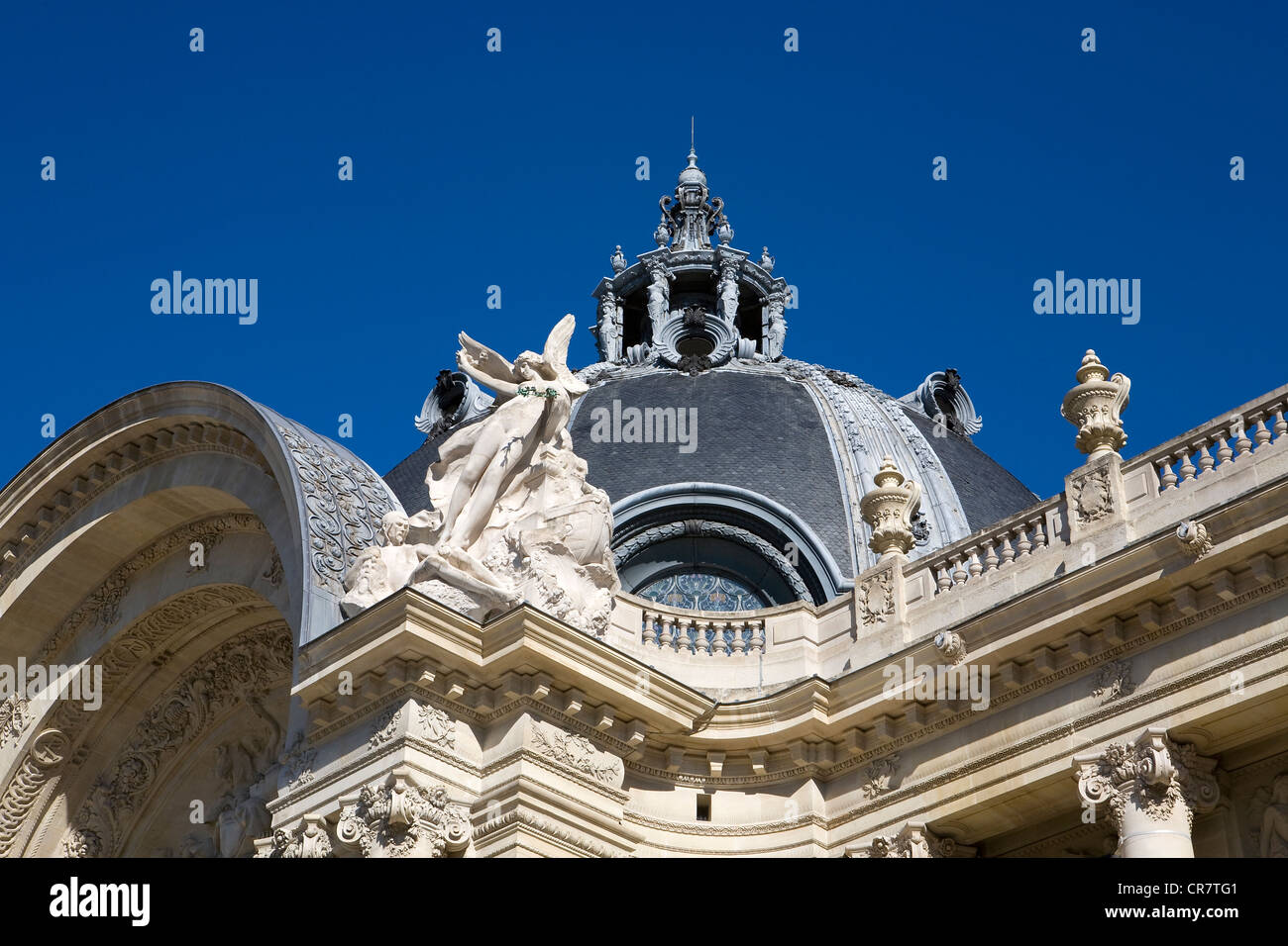 France, Paris, Avenue Winston Churchill, l'architecture de la coupole du toit du Petit Palais par l'architecte Charles Banque D'Images