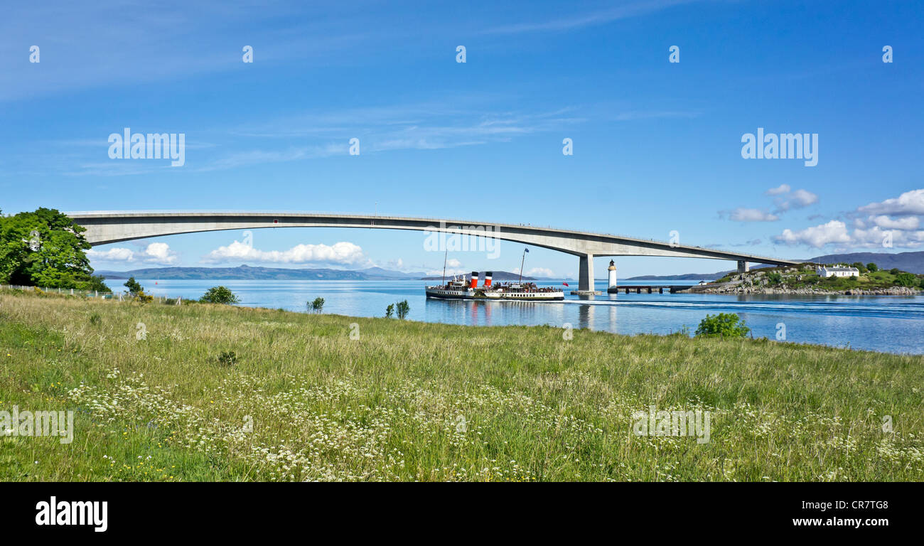 Le dernier bateau à vapeur de mer en passant sous l'Waverley Skye Road pont reliant le continent écossais avec Skye Banque D'Images