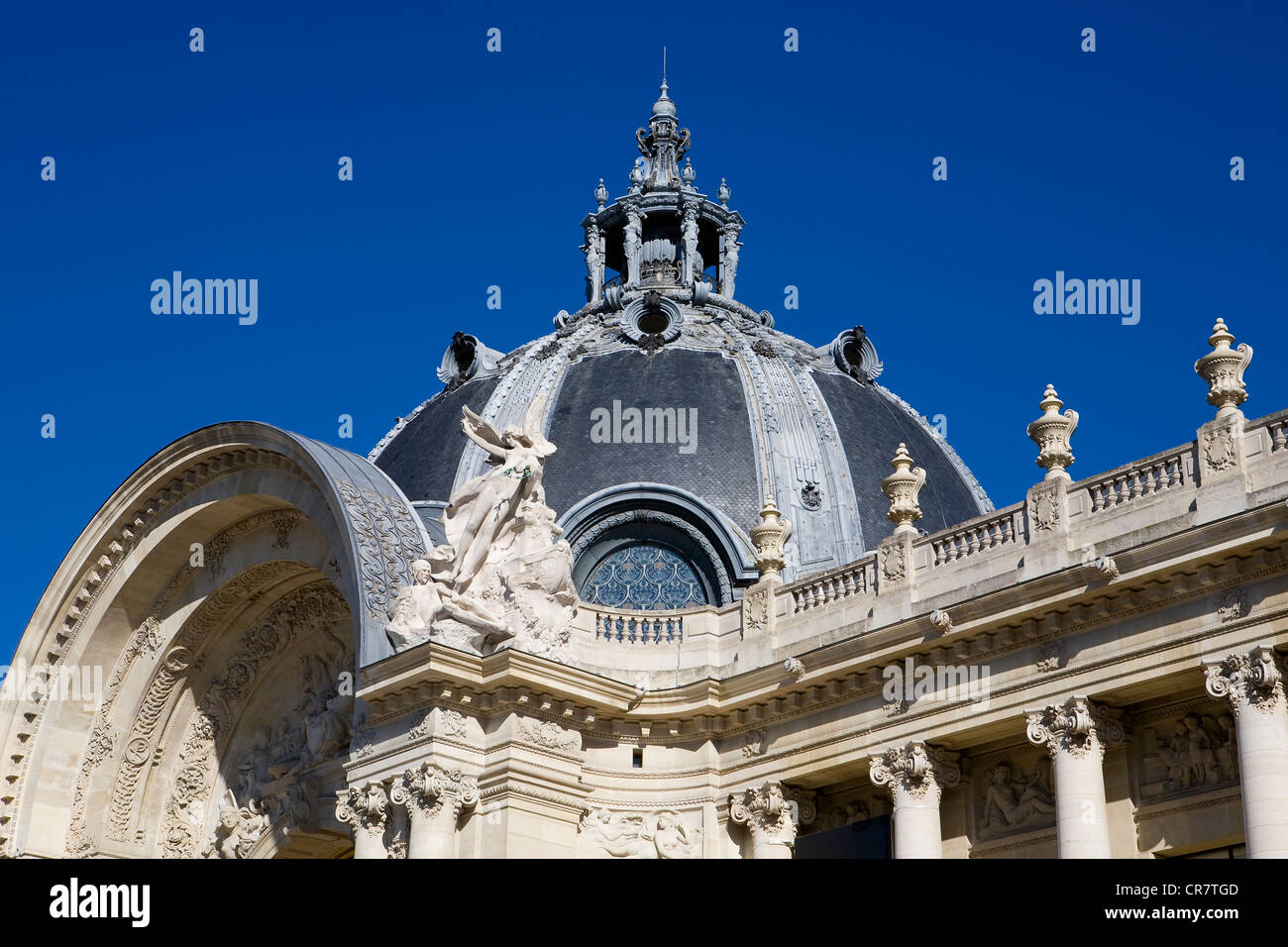 France, Paris, Avenue Winston Churchill, l'architecture de la coupole du Petit Palais par l'architecte Charles Girault Banque D'Images