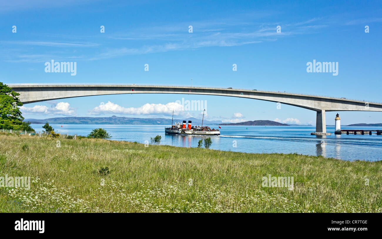 Le dernier bateau à vapeur de mer en passant sous l'Waverley Skye Road pont reliant le continent écossais avec Skye Banque D'Images
