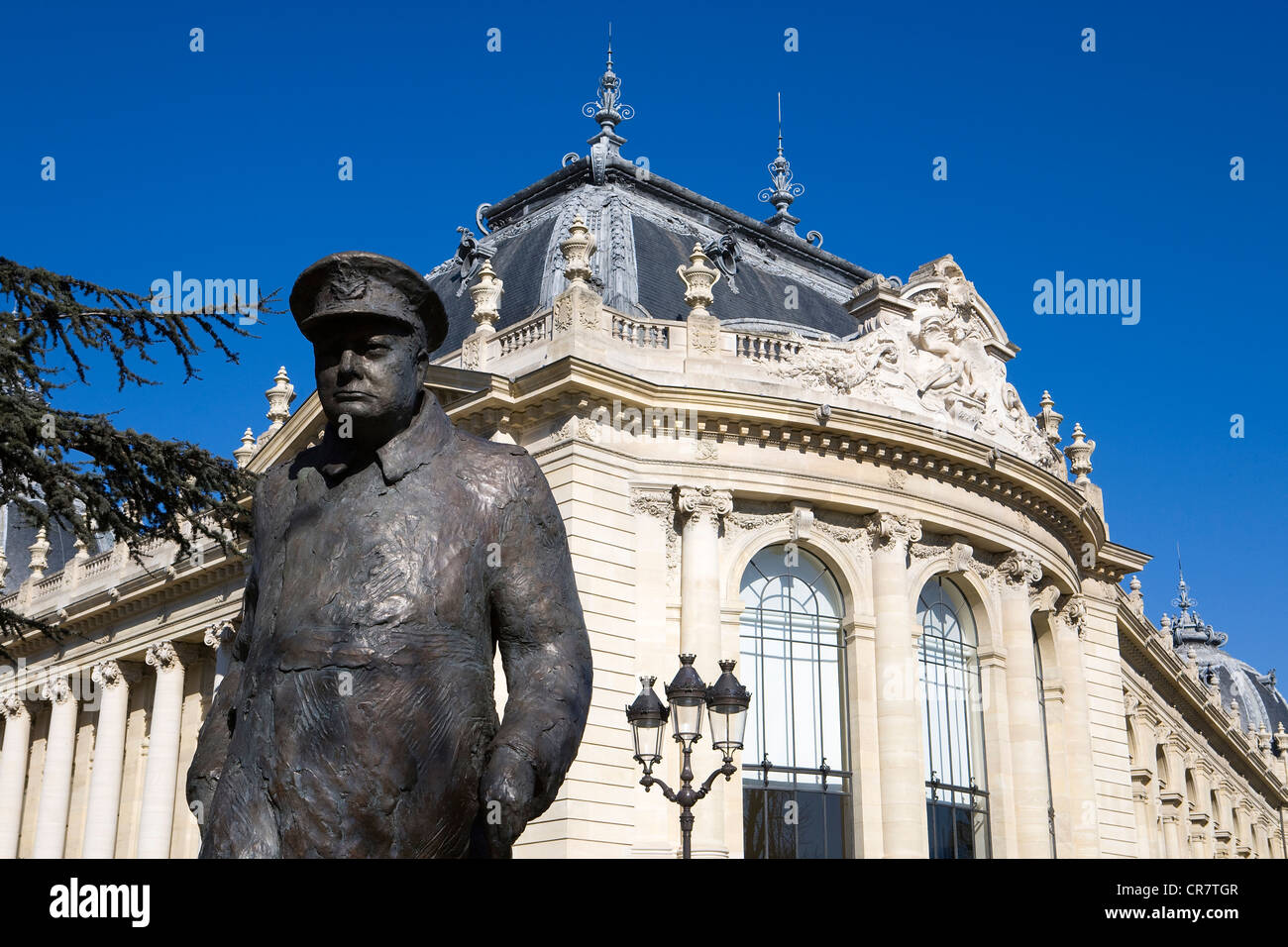 France, Paris, Avenue Winston Churchill, statue de Churchill en face du Petit Palais par l'architecte Charles Girault Banque D'Images