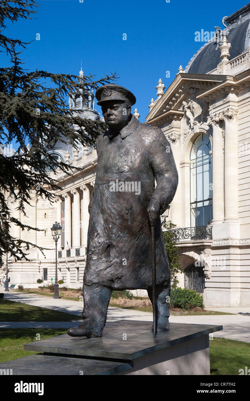 France, Paris, Avenue Winston Churchill, statue de Churchill en face du Petit Palais par l'architecte Charles Girault Banque D'Images
