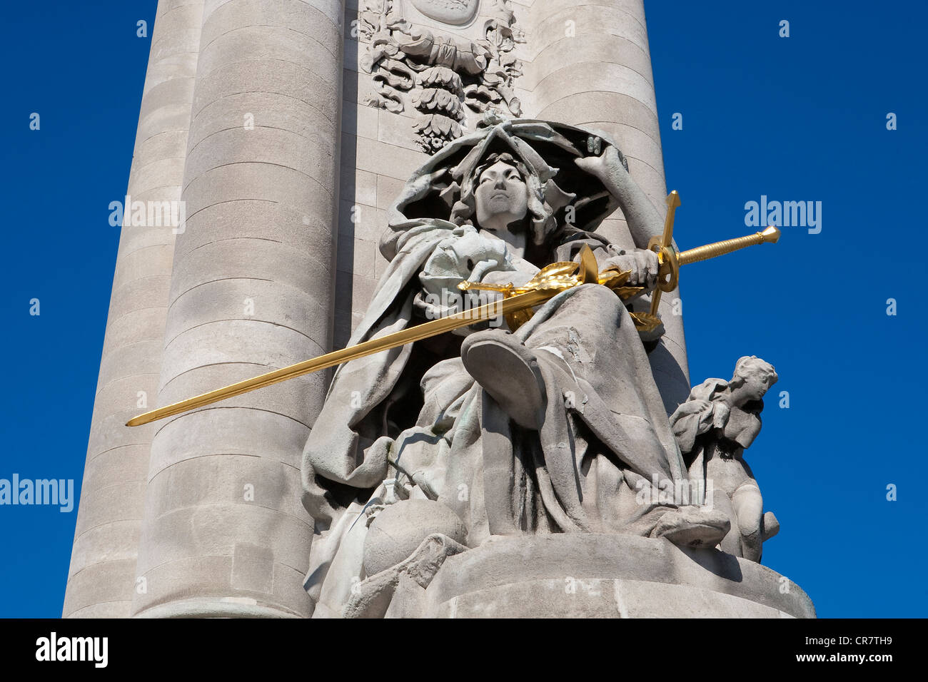 France, Paris, le Pont Alexandre III, statue faite par Jules Felix Coutant représentant la France de la renaissance du pylône Banque D'Images