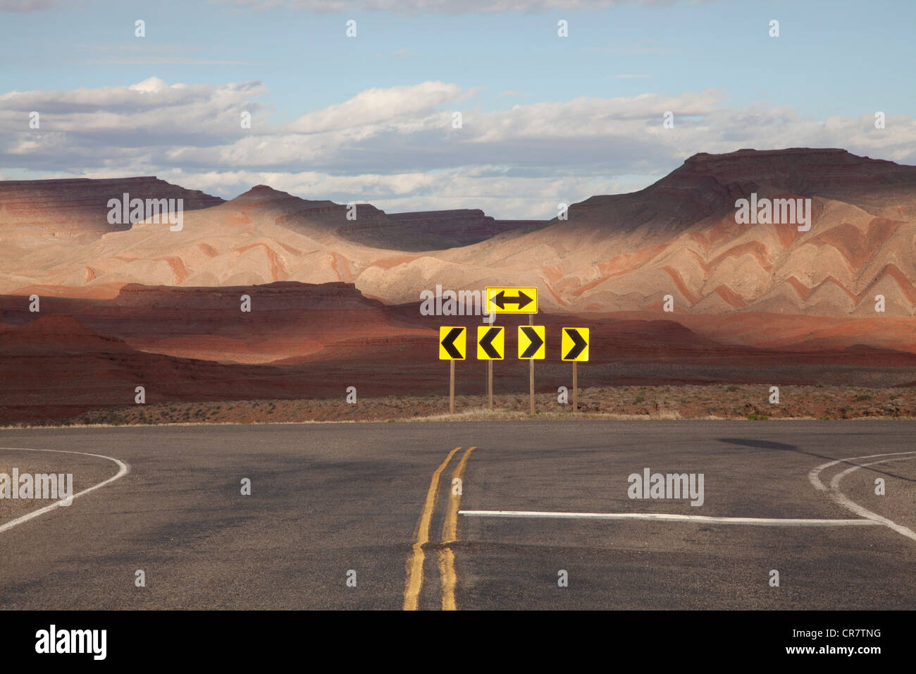 La jonction de route près de Goosenecks State Park et Mexican Hat, le sud-est de l'Utah, avec motifs rock chevron inhabituelle dans l'arrière-plan. Banque D'Images