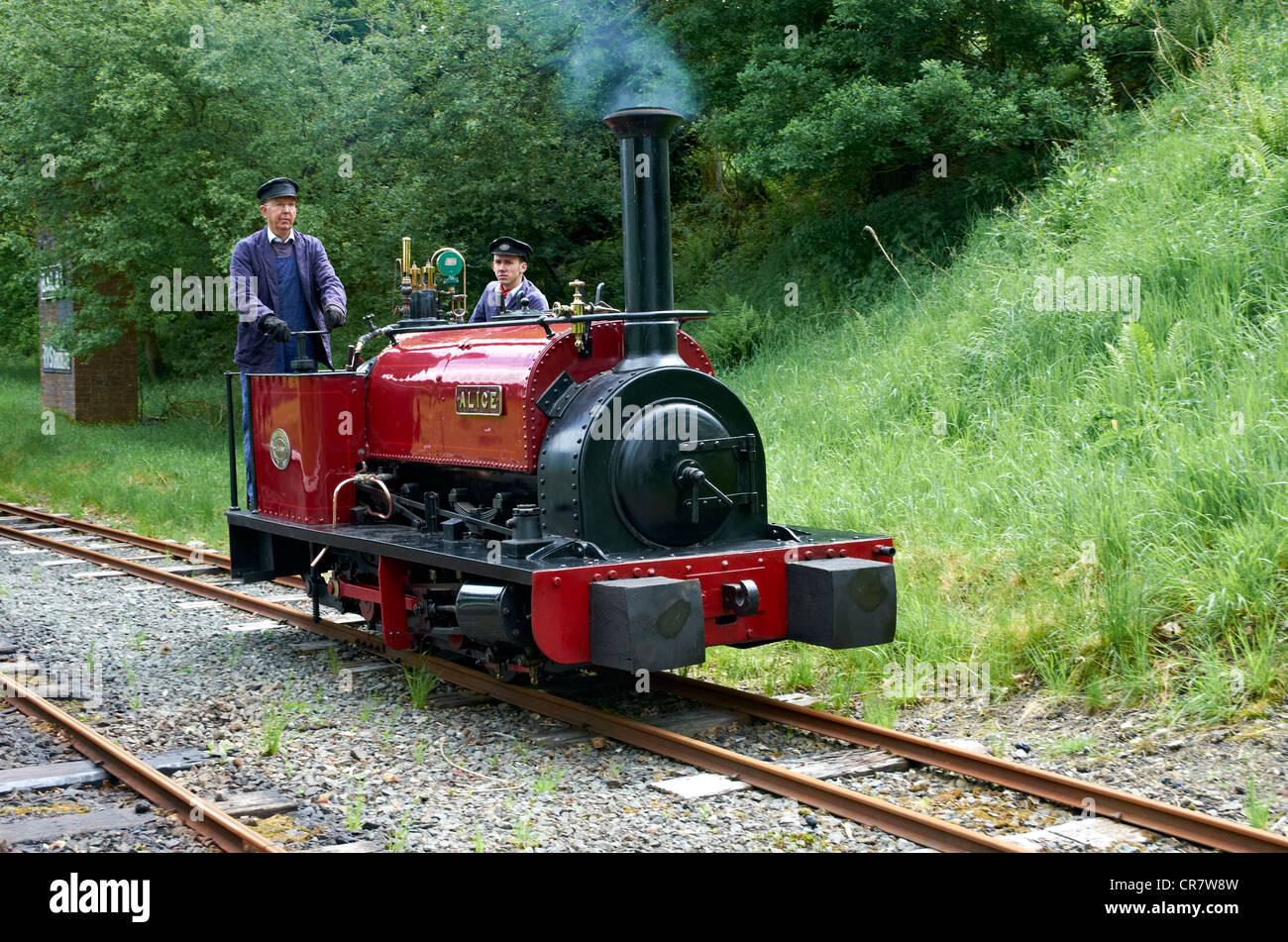 Bala - Bala Lake Railway station (Penybont) - moteur tournant autour de son train. Alice est un Loco Hunslet carrière d'origine. Banque D'Images