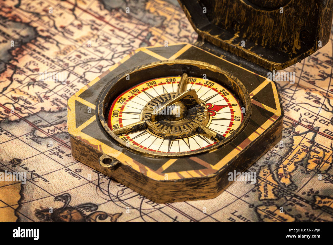 Pirate Vintage Retro compas sur l'ancienne carte du monde Banque D'Images
