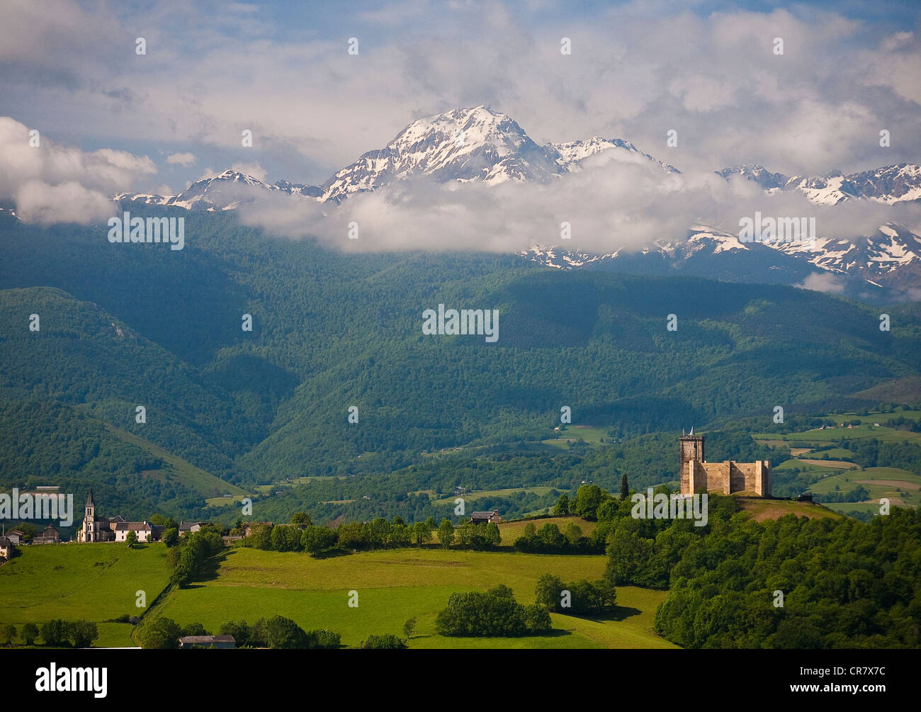 France, Hautes Pyrénées, le Pic du Midi de Bigorre (2872m) et le château de Mauvezin Banque D'Images