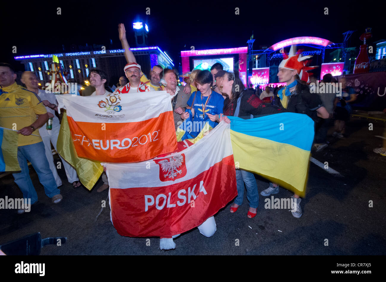 Les gens se rassemblent dans Kreshatyk stret, Kiev's fanzone, pour regarder le match de foot de la Pologne contre la Russie Banque D'Images