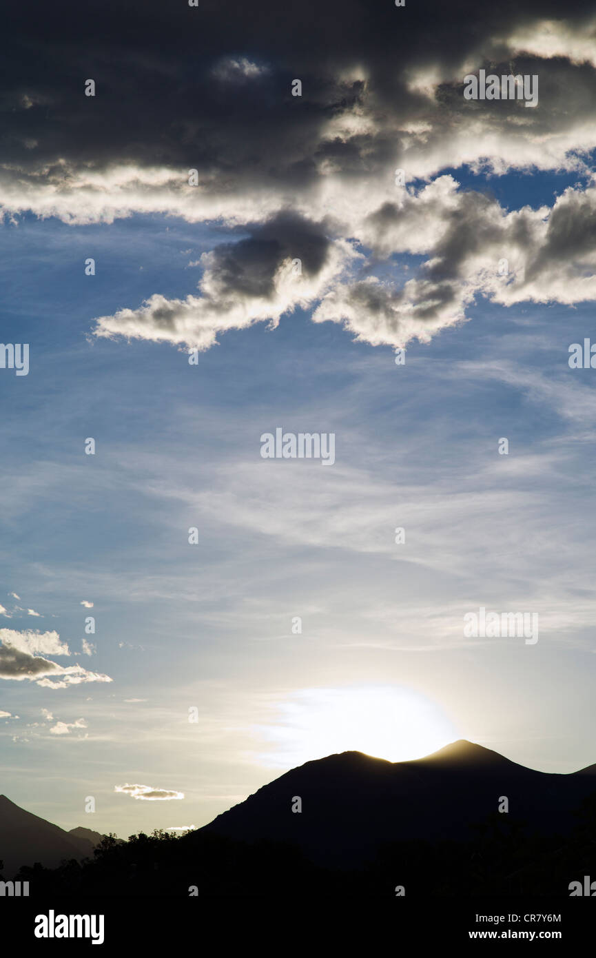 Coucher du soleil au crépuscule de Rocheuses vue de quartier résidentiel de Salida, Colorado, USA Banque D'Images