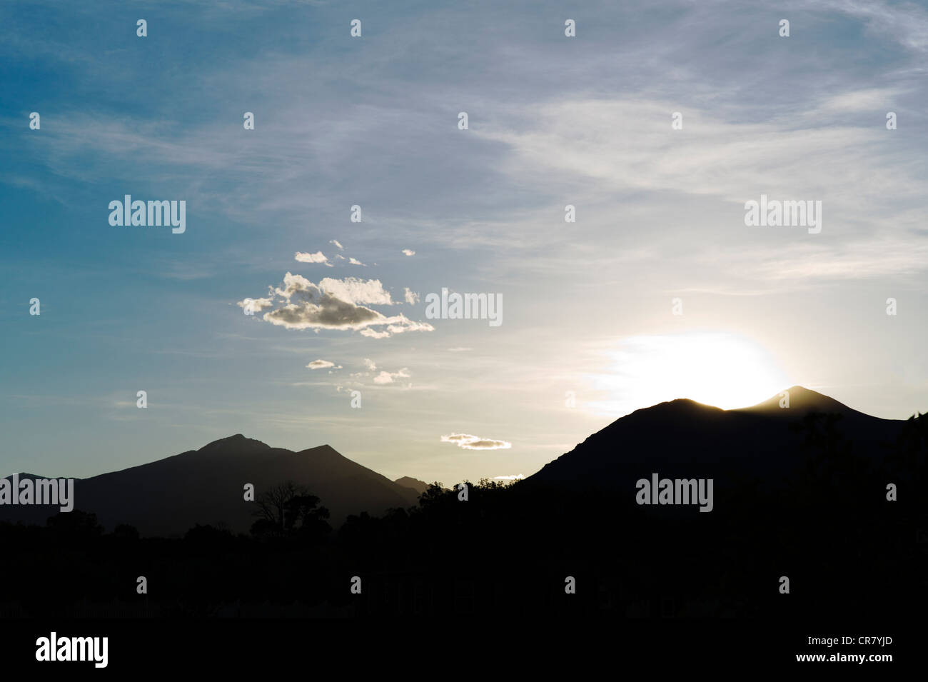 Coucher du soleil au crépuscule de Rocheuses vue de quartier résidentiel de Salida, Colorado, USA Banque D'Images