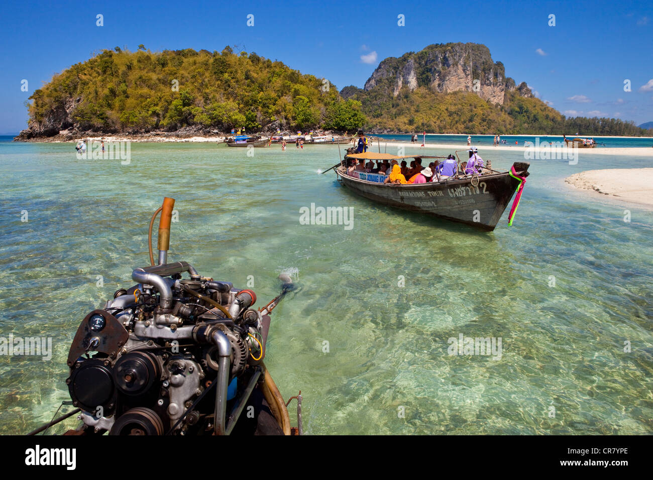 La Thaïlande, la province de Krabi, off Railay accessible par bateau "long tail", l'Île de Ko à remous reliées par un banc de sable à marée basse à Ko Hua Banque D'Images