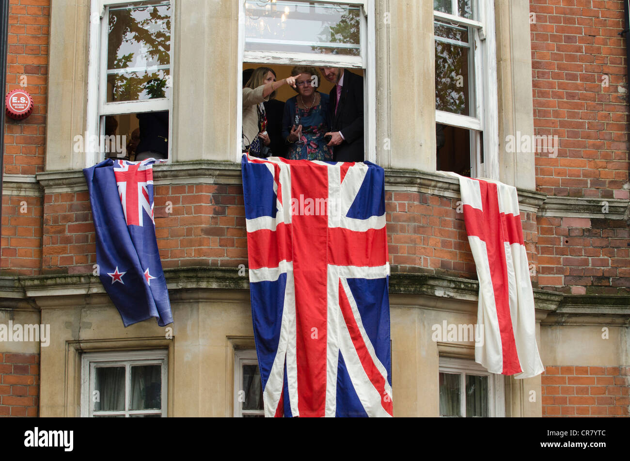Union jack et Angleterre drapeaux suspendus du Jubilé de diamant de la fenêtre Londres célébrations Personnes voir River Pageant Chelsea Banque D'Images