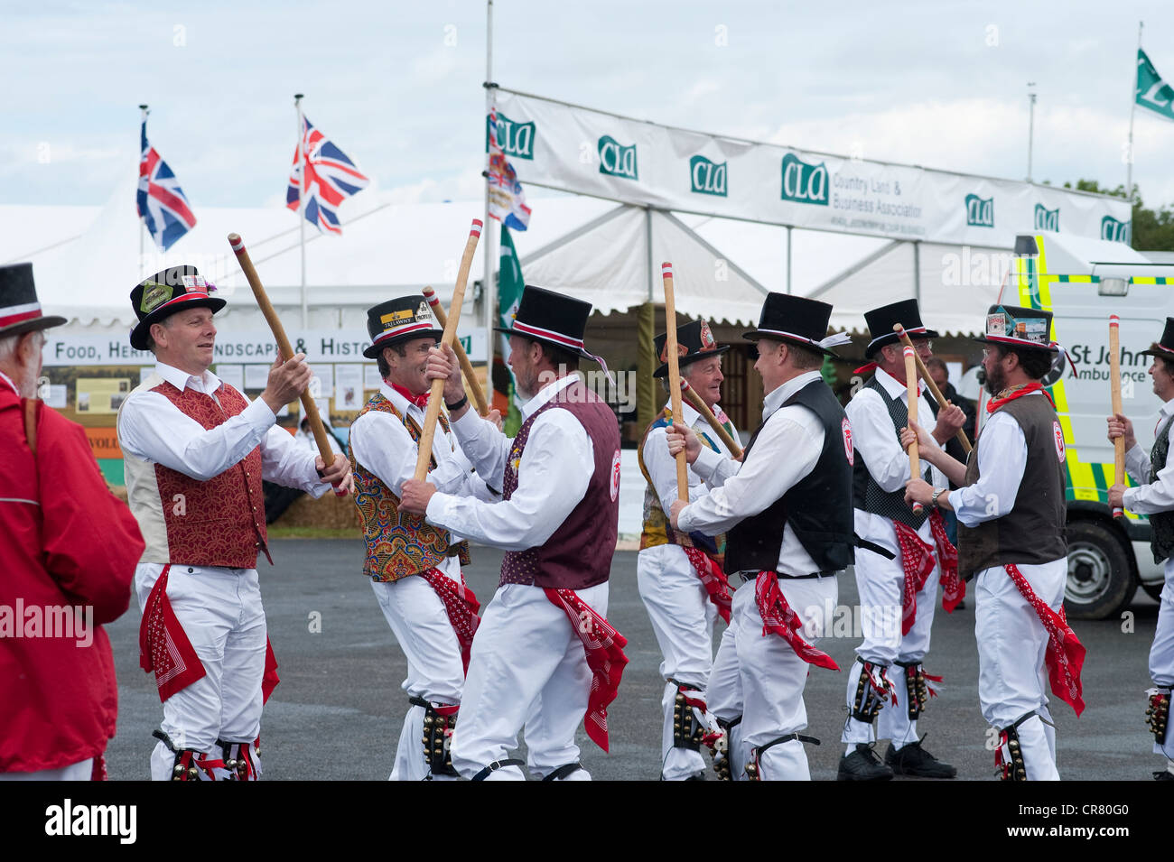 Cornwall, England, UK - Morris Tinners chantant et dansant au Royal Cornwall Show. Banque D'Images