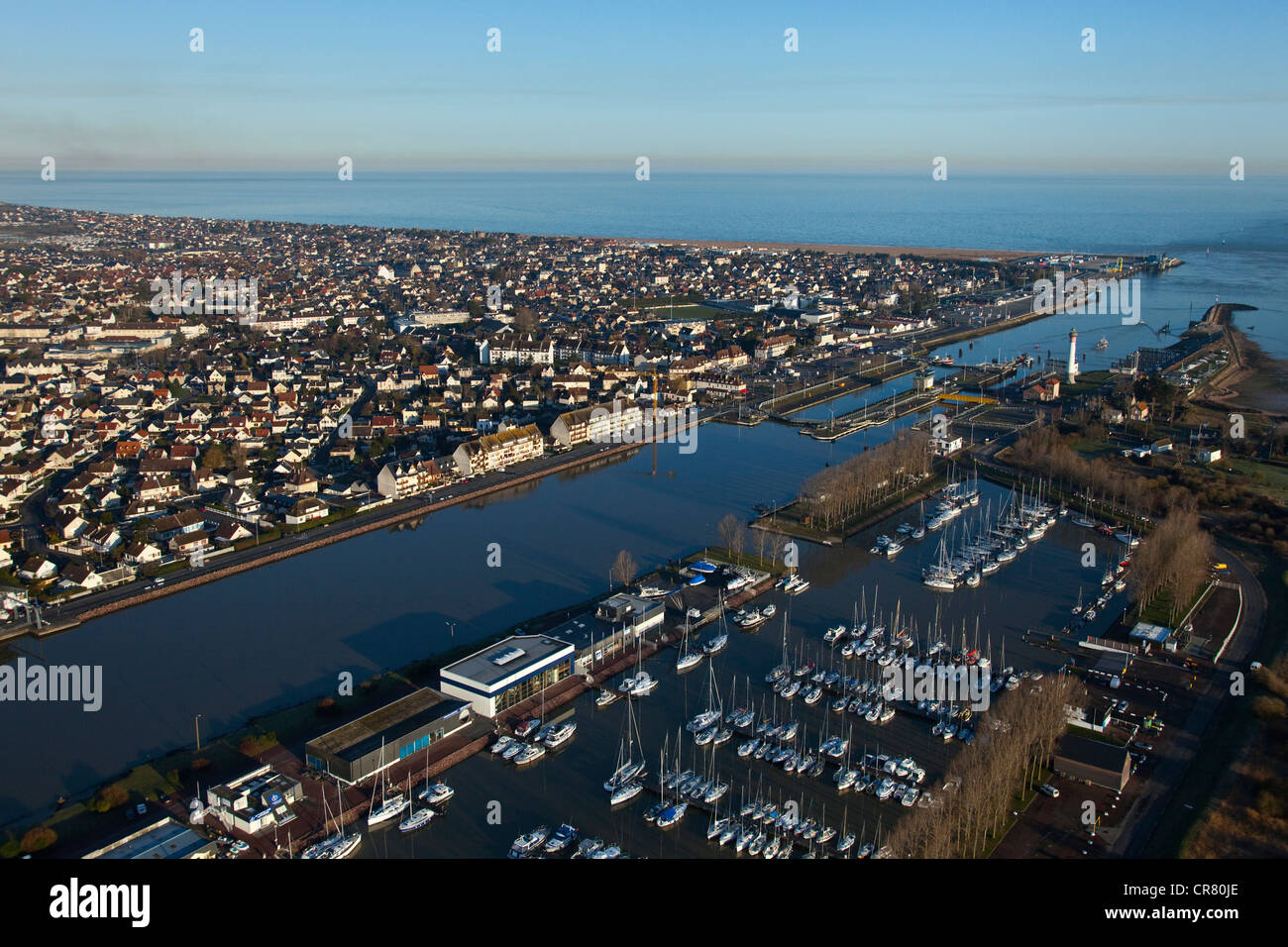 France, Calvados, Ouistreham, le port, le canal de Caen à la mer (vue aérienne) Banque D'Images