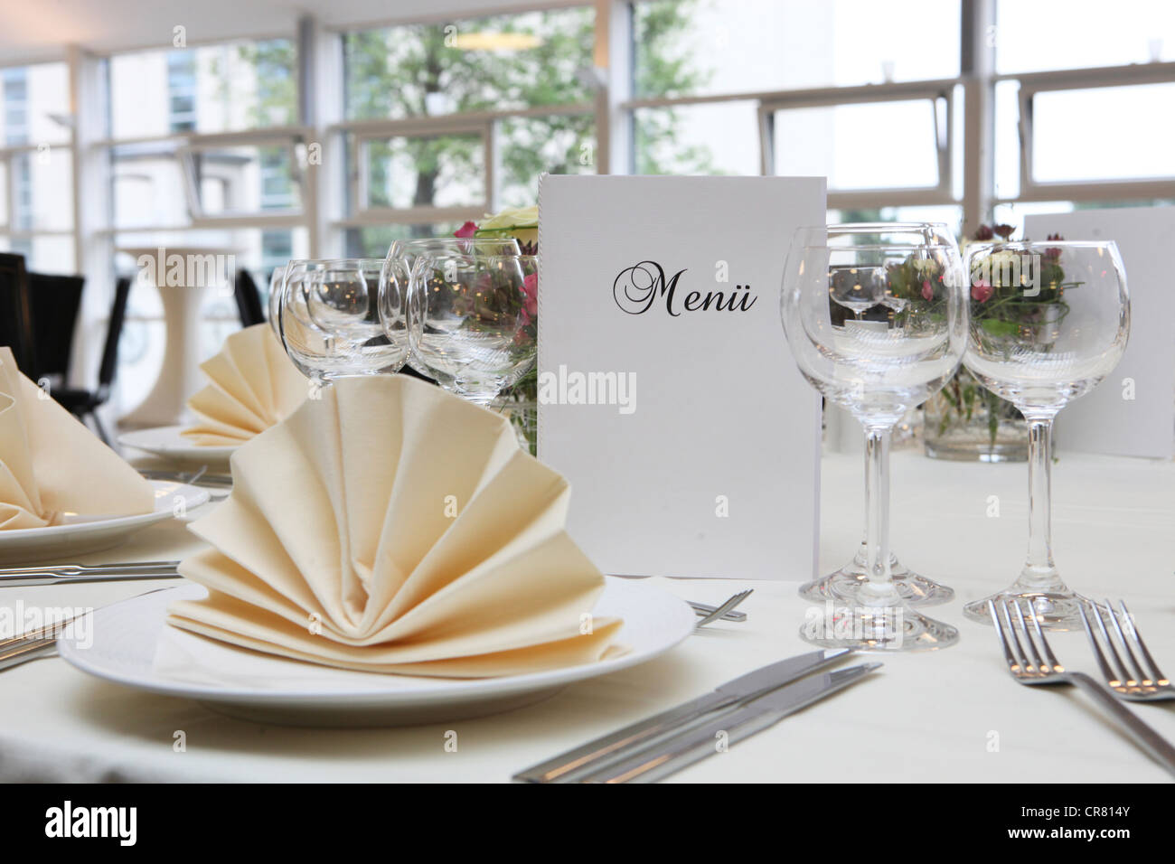 Banquet, dîner, table décorée pour une fête avec une carte des menus Banque D'Images