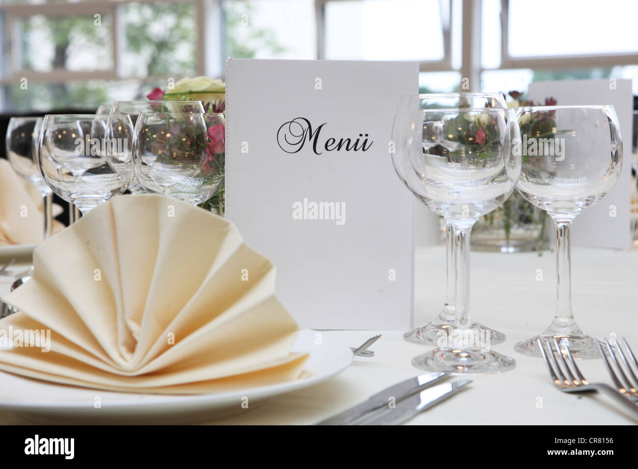 Banquet, dîner, table décorée pour une fête avec une carte des menus Banque D'Images