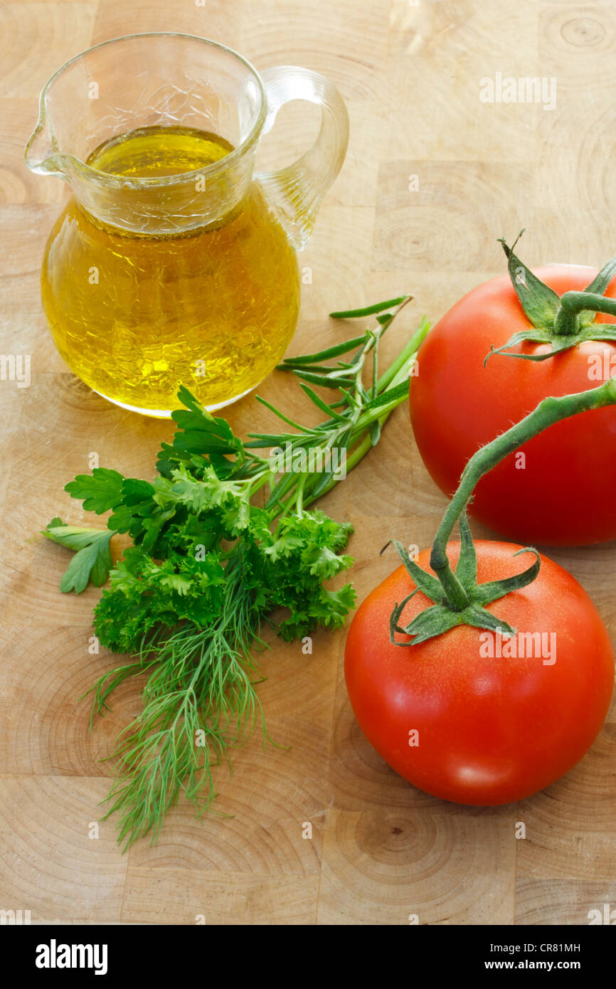 Ingrédient italien - tomates, herbes et huile d'olive Banque D'Images