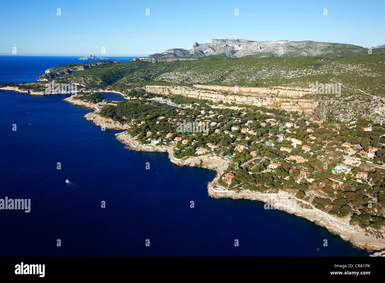 France, Bouches du Rhône, Cassis, maisons privées sur la péninsule de Port Miou, massif des Calanques (antenne à l'arrière-plan Banque D'Images