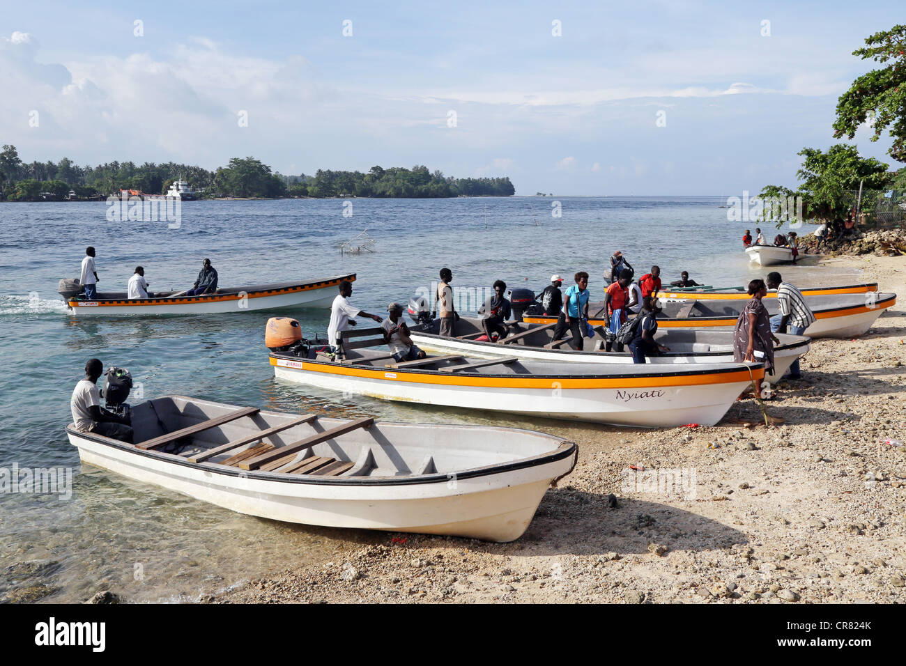 Les petits bateaux ferries passagers entre l'île de Buka (arrière-plan) et l'île de Bougainville (avant), en Papouasie-Nouvelle-Guinée Banque D'Images