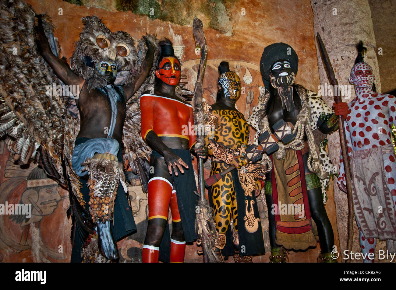 Un groupe d'acteurs/danseurs Maya animal sacré en costume (robe) à la scène du Parc Xcaret, Riviera Maya, Mexique Banque D'Images