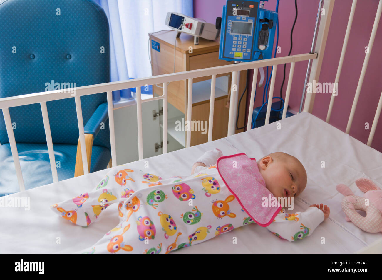 Baby girl, 6 mois, dormir dans le lit de bébé dans l'hôpital du NHS,  Angleterre, Royaume-Uni, Europe Photo Stock - Alamy