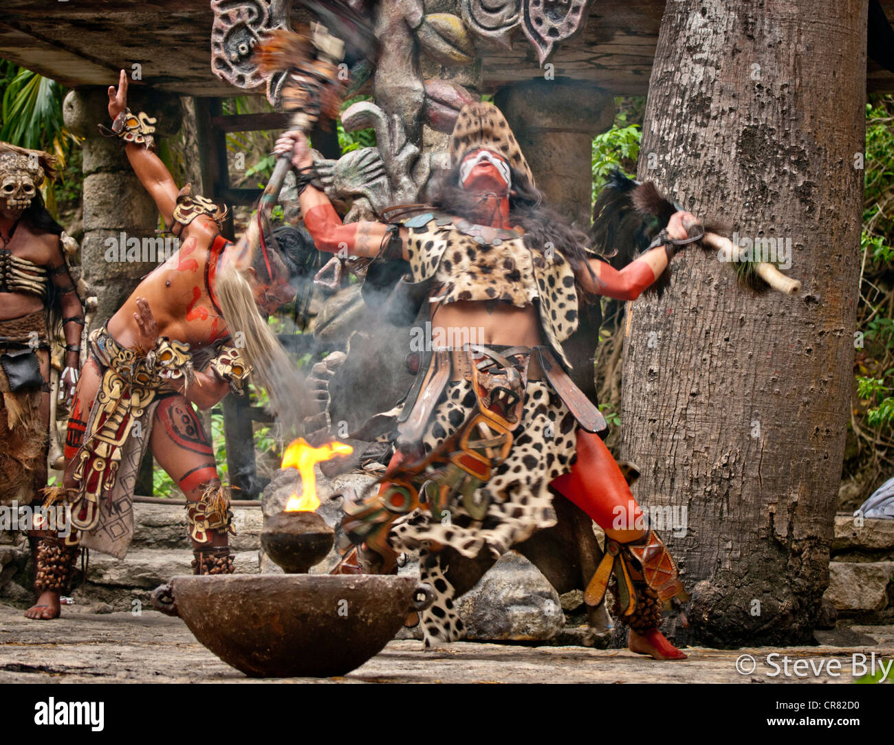 Un fokllore Maya danse du feu rituel est effectué par les artistes en spectacle mystique Xcaret, Riviera Maya, Quintana Roo, Mexique Banque D'Images