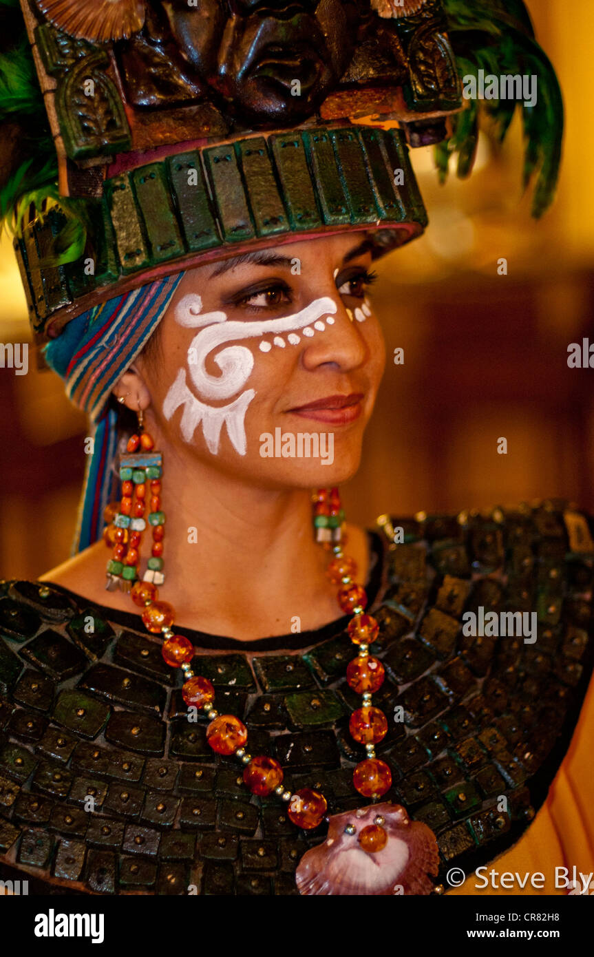 Une belle femme maya en costume traditionnel l'exécution d'une danse du feu  Maya, Riviera Maya, Quintana Roo, Mexique Photo Stock - Alamy