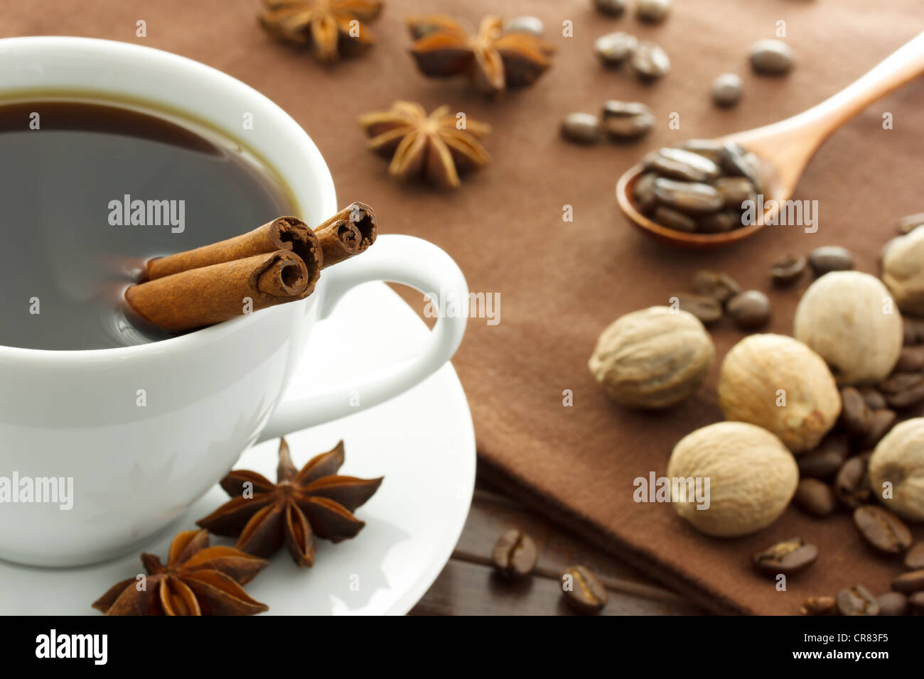 Tasse de café chaud aux épices - de la Cannelle l'anis étoilé et la muscade Banque D'Images