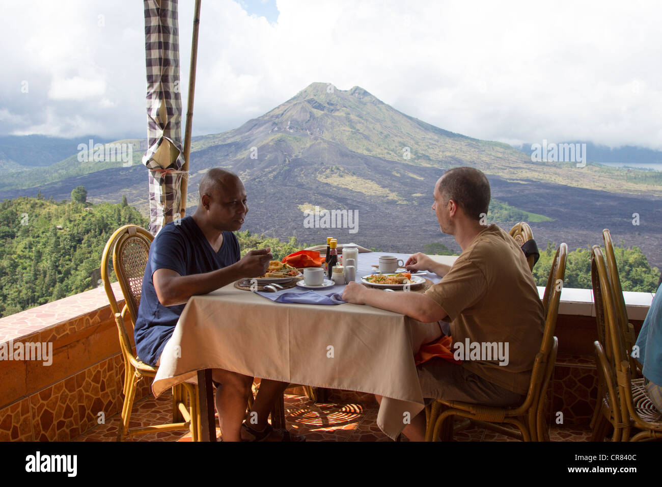 Les touristes de manger par le Mont Gunung Batur Volcano - Kintamani - Bali - Indonésie Banque D'Images