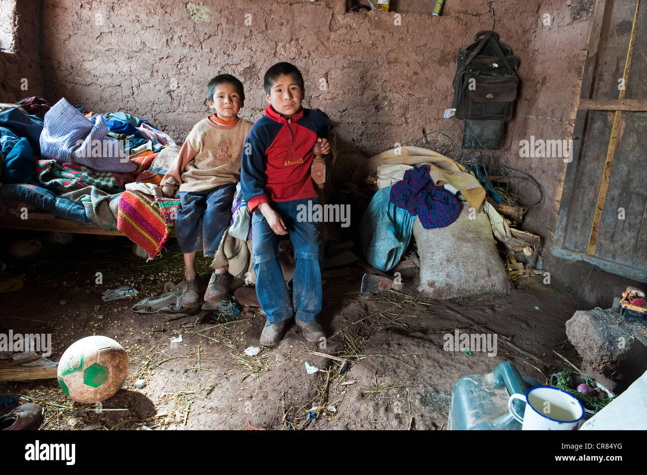 Le Pérou, Cuzco Cuzco, province, inscrite au Patrimoine Mondial de l'UNESCO, les jeunes enfants défavorisés dans leurs maisons ont subi une inondation Banque D'Images