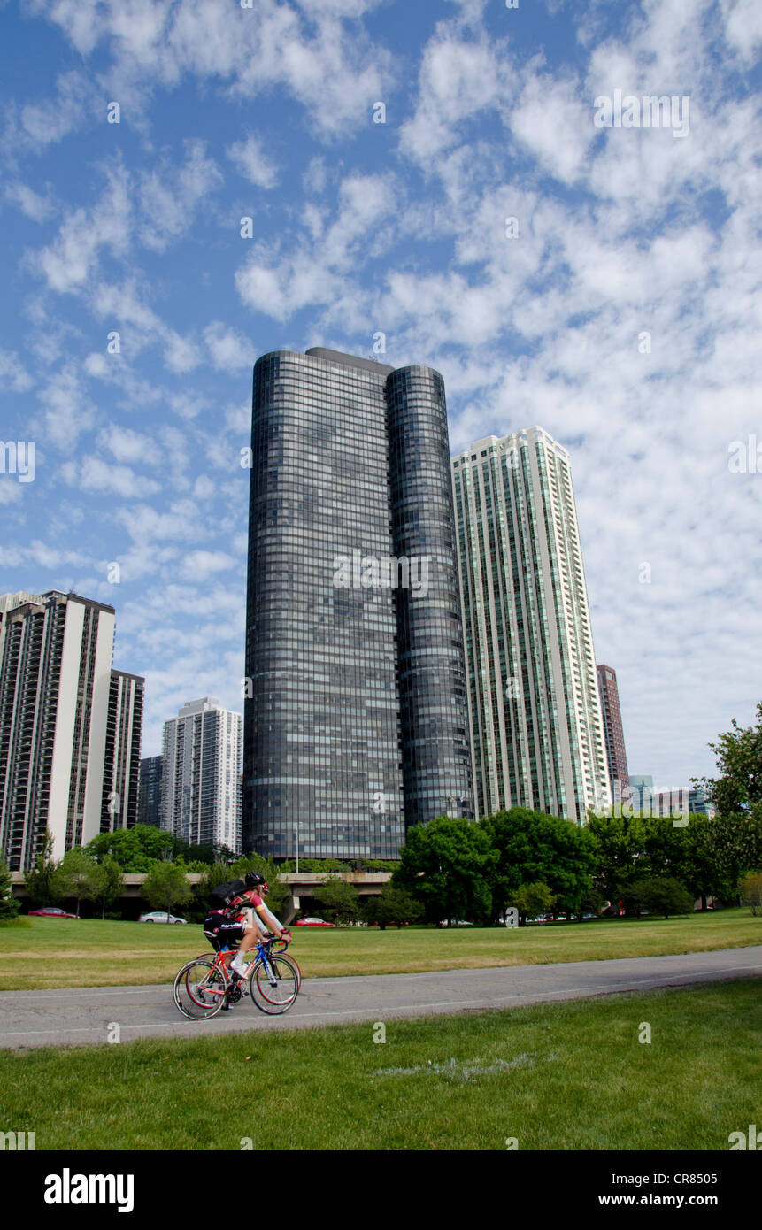 L'Illinois, à Chicago. les cyclistes sur route devant des tours de Chicago. Banque D'Images