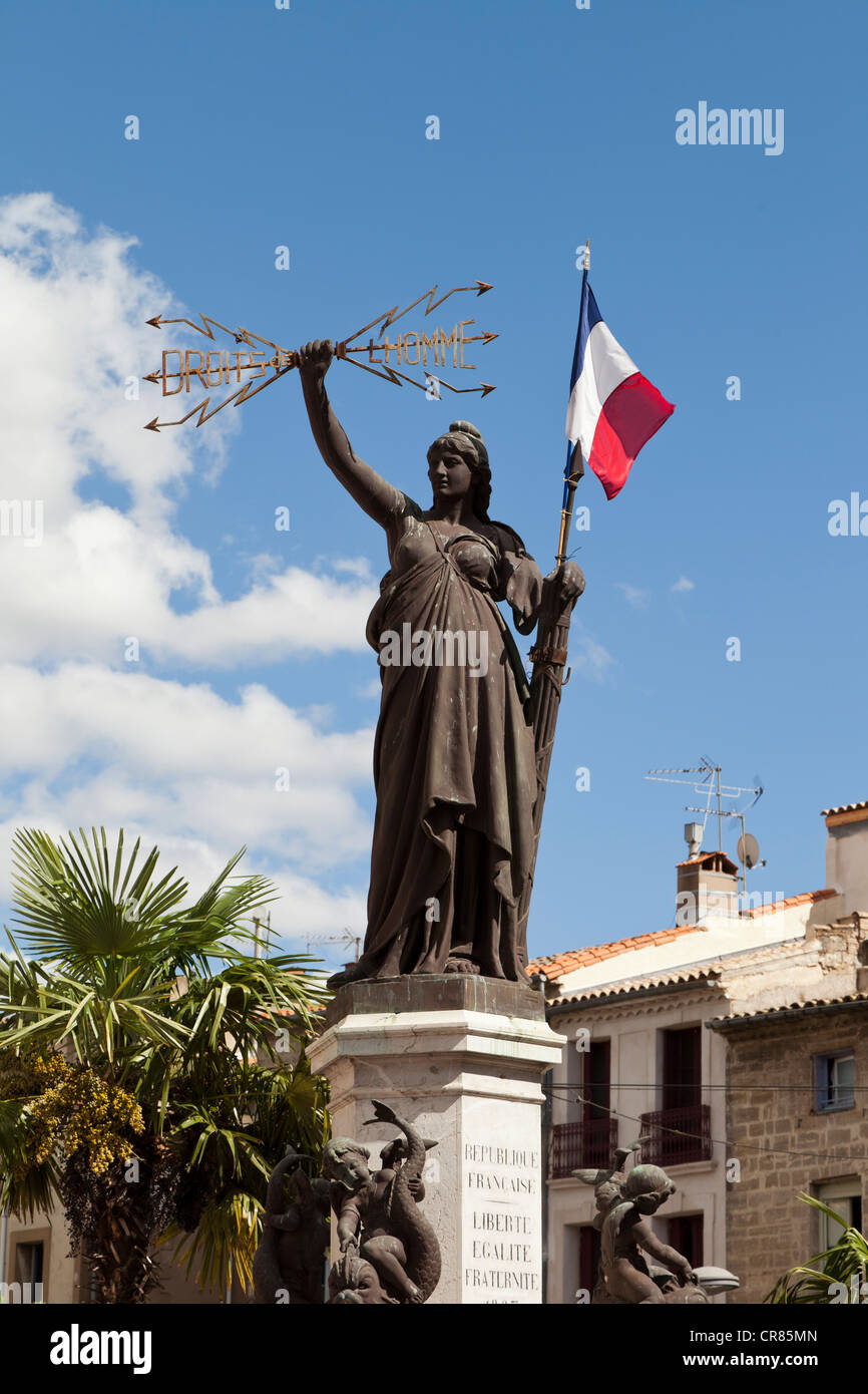 Statue de Marianne, avec le drapeau français, la Place de La Republique