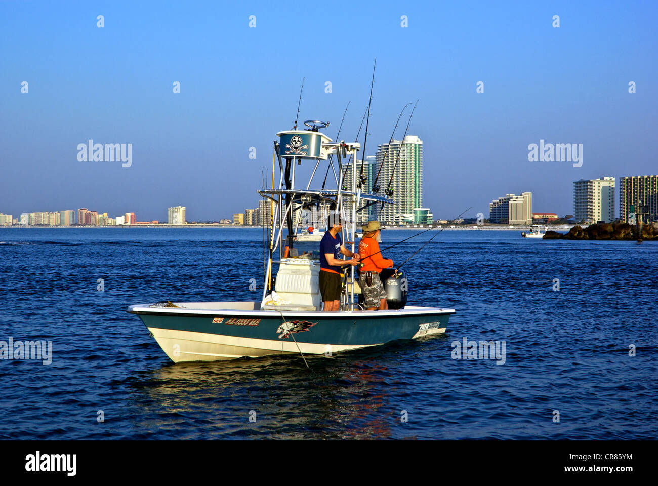 Sport Fishing console centrale appartements bateau ancré à l'entrée de la pêche à la ligne d'eau de mer côtière passe Perdido Banque D'Images