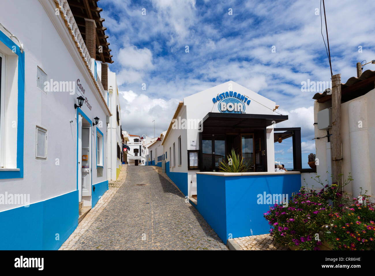 Rue typique dans le village de pêcheurs de Salema, sur la côte entre Sagres et Lagos, Algarve, Portugal Banque D'Images
