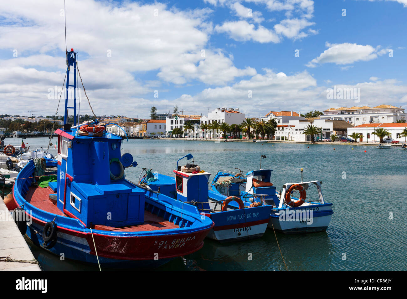 Les bateaux de pêche amarrés sur In The Golfer's Paradise dans la vieille ville, Tavira, Algarve, Portugal Banque D'Images